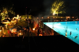 Unterwasserlichtspiele beim Nachtschwimmen im Sommerbad Stadensen